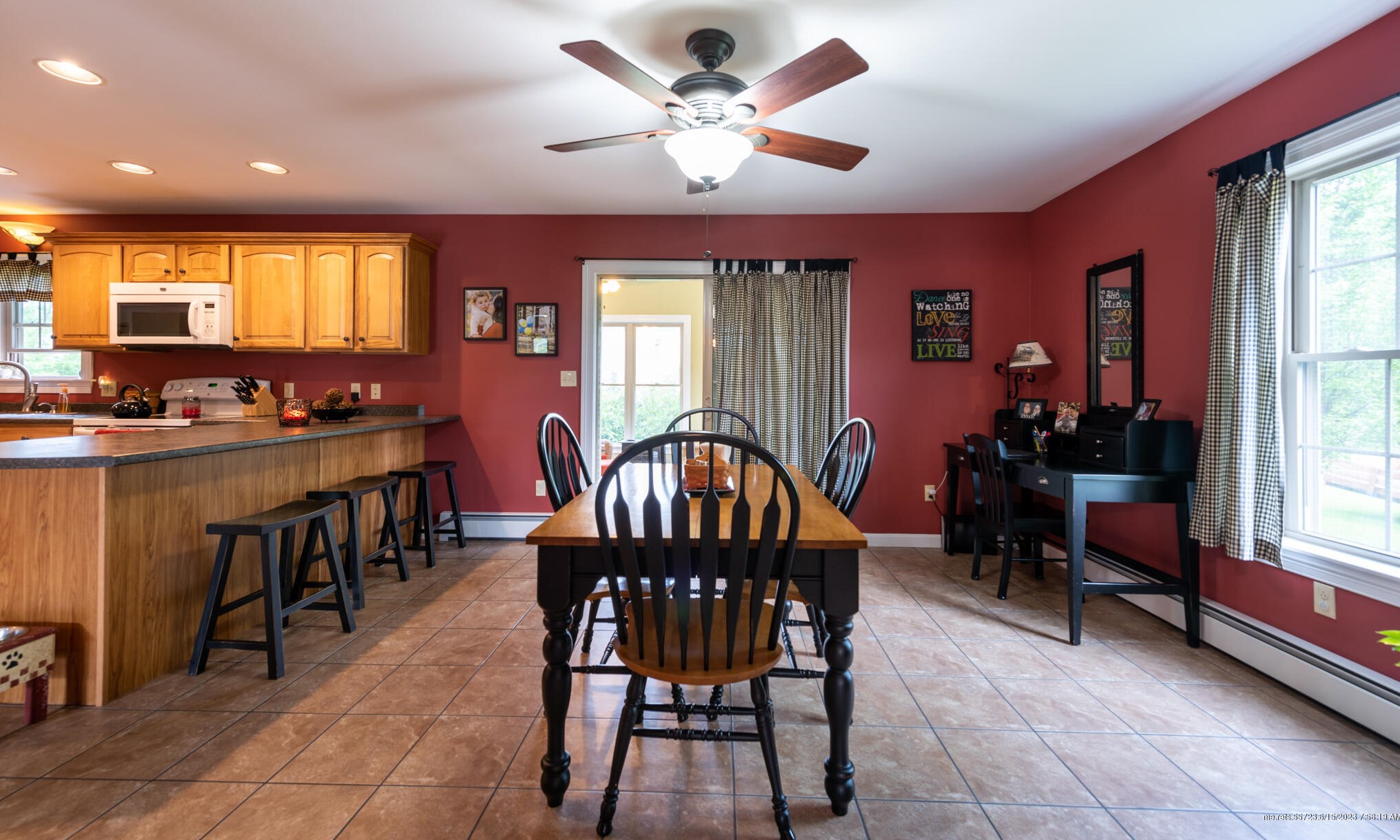 25 Constitution Ave, Newburgh ME 04444-1331 exterior