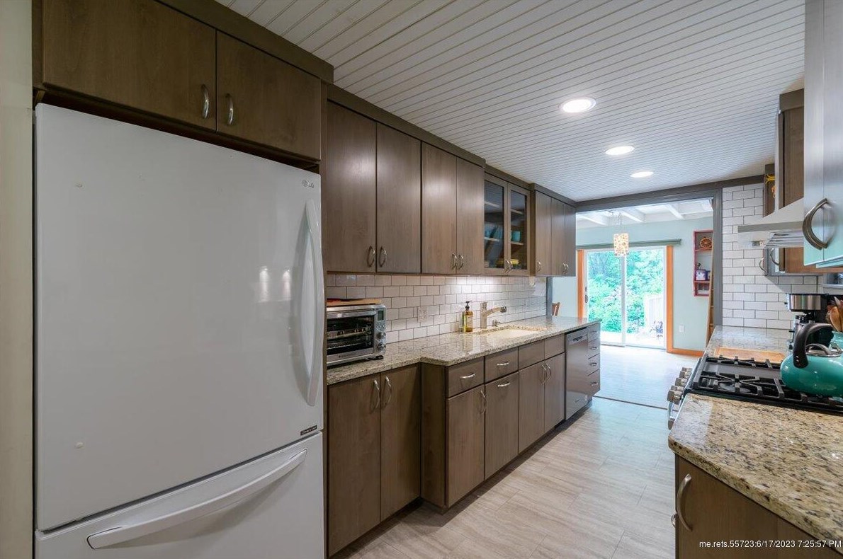 1011 Biscay Rd, Bremen ME 04551-3124 exterior