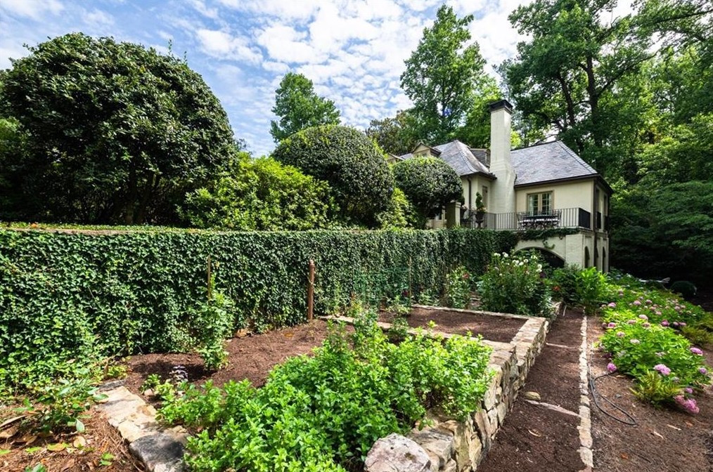 2841 Vernon Rd, Atlanta GA  30305-2934 exterior