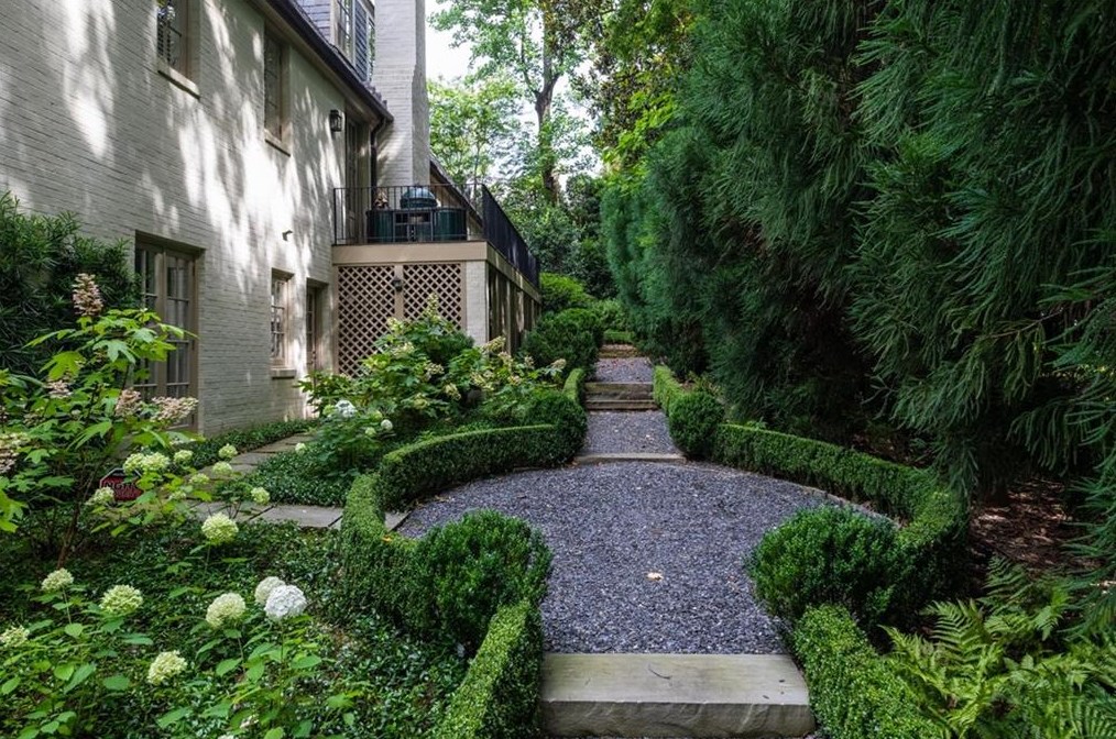 2841 Vernon Rd, Atlanta GA  30305-2934 exterior