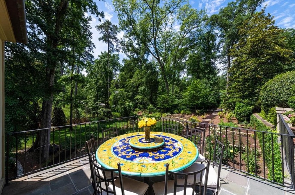 2841 Vernon Rd, Atlanta GA  30305-2934 exterior