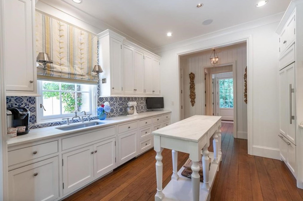 2841 Vernon Rd, Atlanta GA  30305-2934 exterior