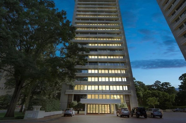 2575 Peachtree Rd, Atlanta GA  30305-5638 exterior