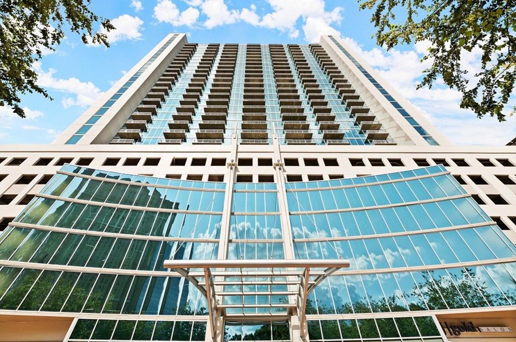 3324 Peachtree Rd, Atlanta GA  30326-1001 exterior