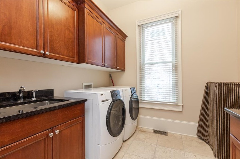 3174 Silver Lk Dr, Atlanta GA 30319-2344 exterior