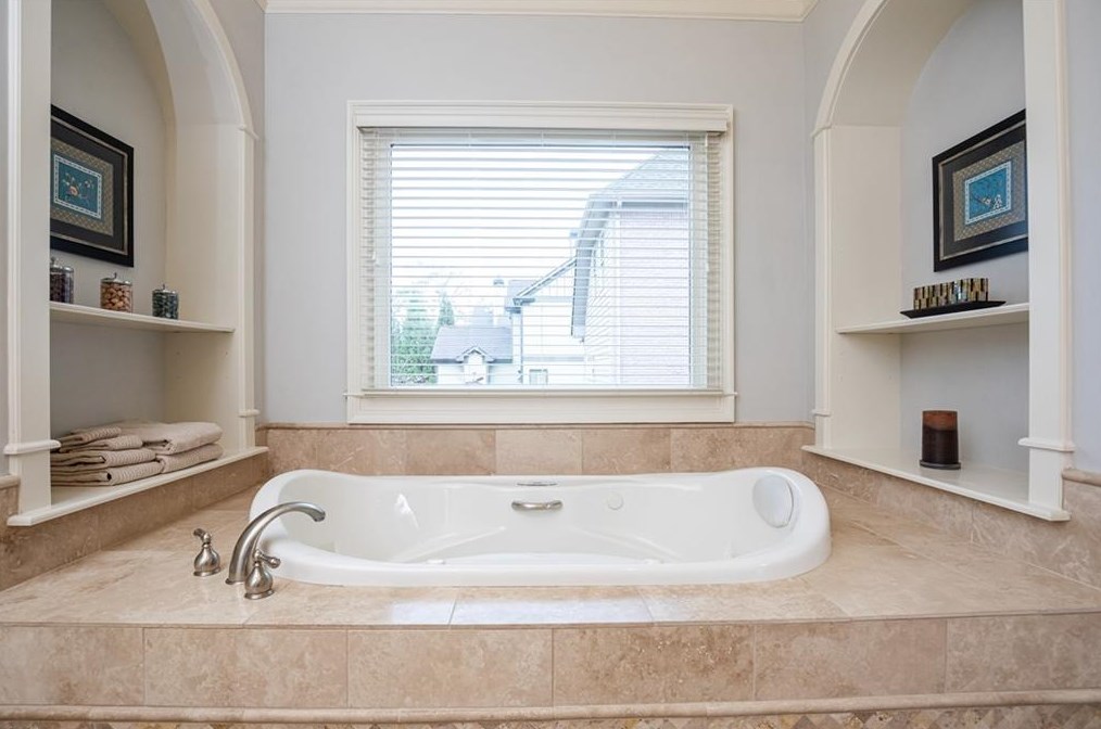 3174 Silver Lk Dr, Atlanta GA 30319-2344 exterior