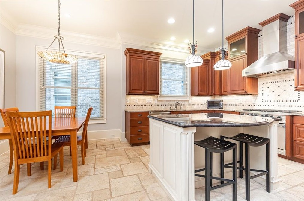 3174 Silver Lk Dr, Atlanta GA 30319-2344 exterior