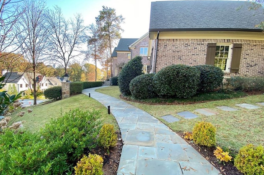 4026 Whittington Dr, Atlanta GA  30342-4208 exterior