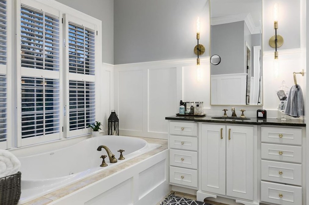 4026 Whittington Dr, Atlanta GA  30342-4208 exterior