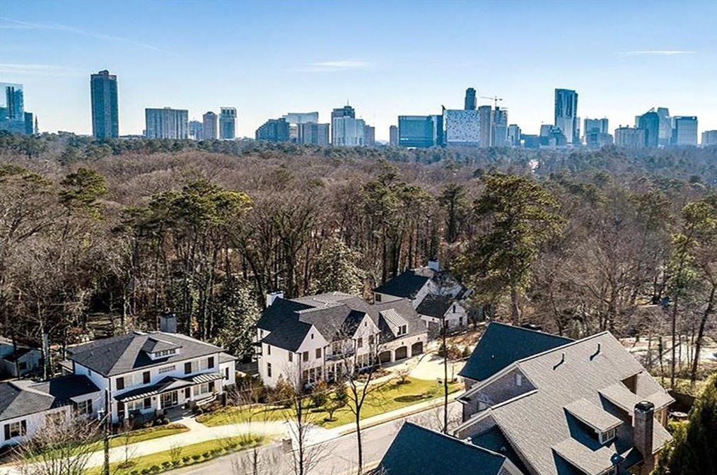 4026 Whittington Dr, Atlanta GA  30342-4208 exterior