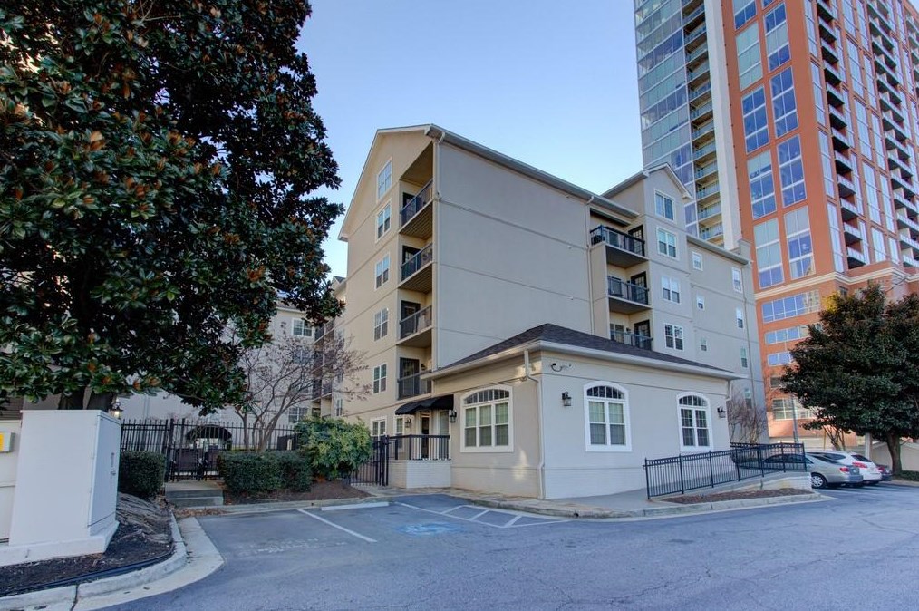 1074 Peachtree Walk, Atlanta GA  30309-3925 exterior