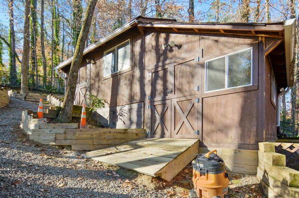 4992 Rebel Trl, Atlanta GA  30327-4641 exterior
