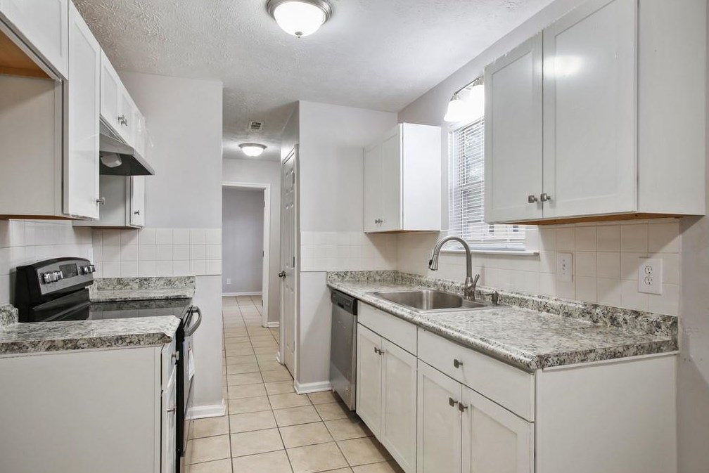 315 Onyx Ct, Atlanta GA  30349-8458 exterior