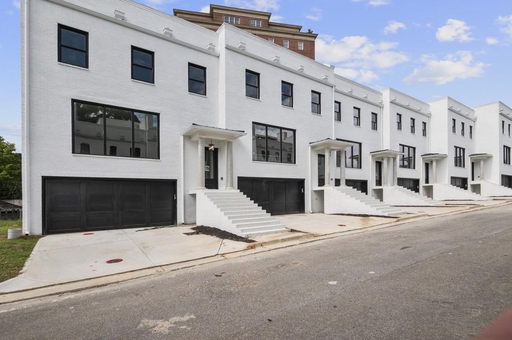 3667 Peachtree Rd, Atlanta GA  30341-2338 exterior