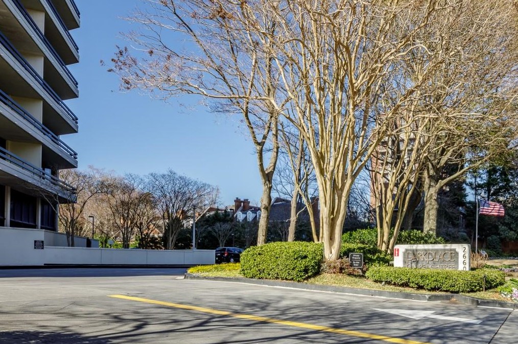 2660 Peachtree Rd, Atlanta GA  30305-3605 exterior