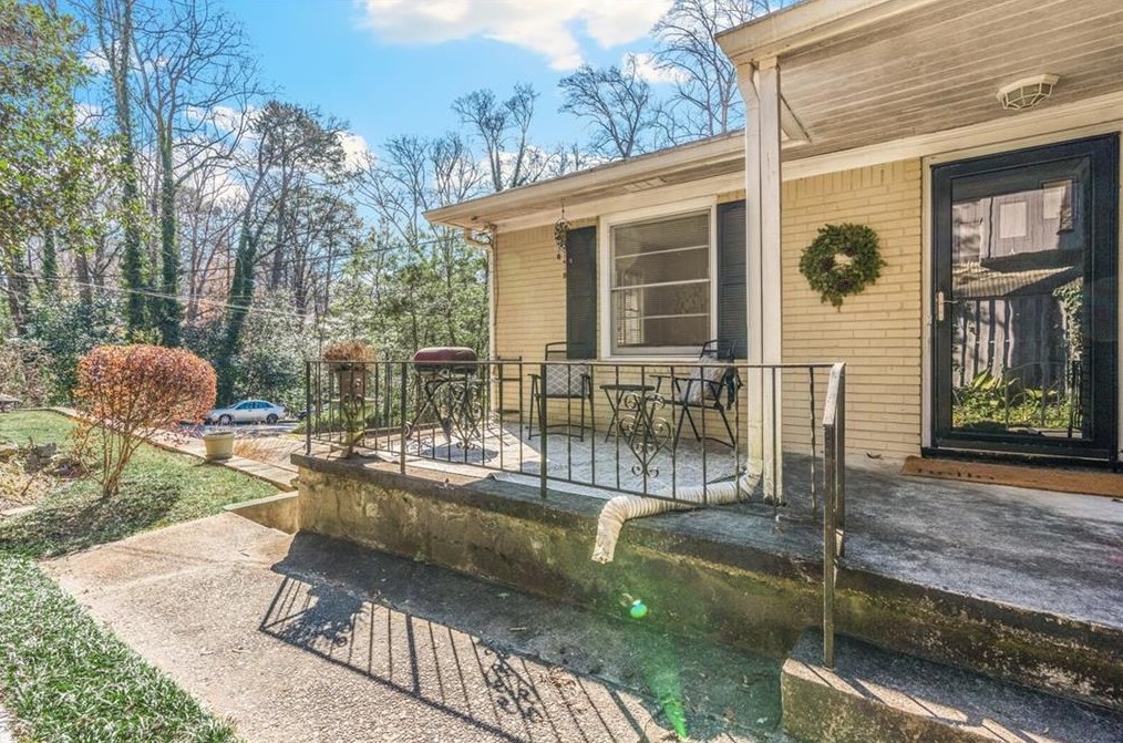 1870 Windemere Dr, Atlanta GA  30324-4918 exterior