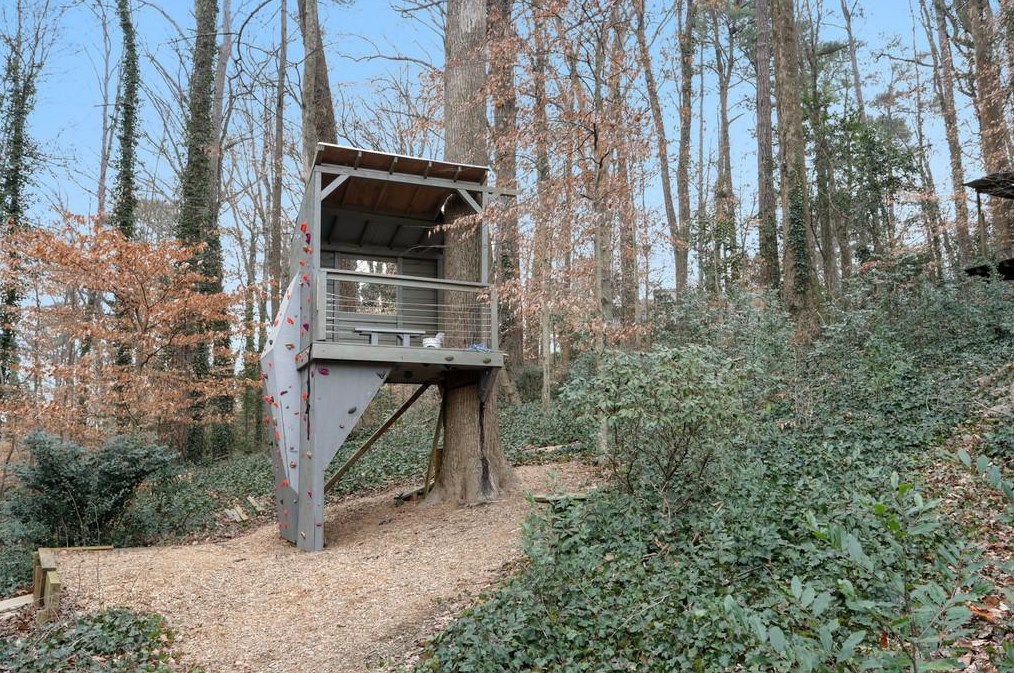 1835 Wellbourne Dr, Atlanta GA  30324-4900 exterior