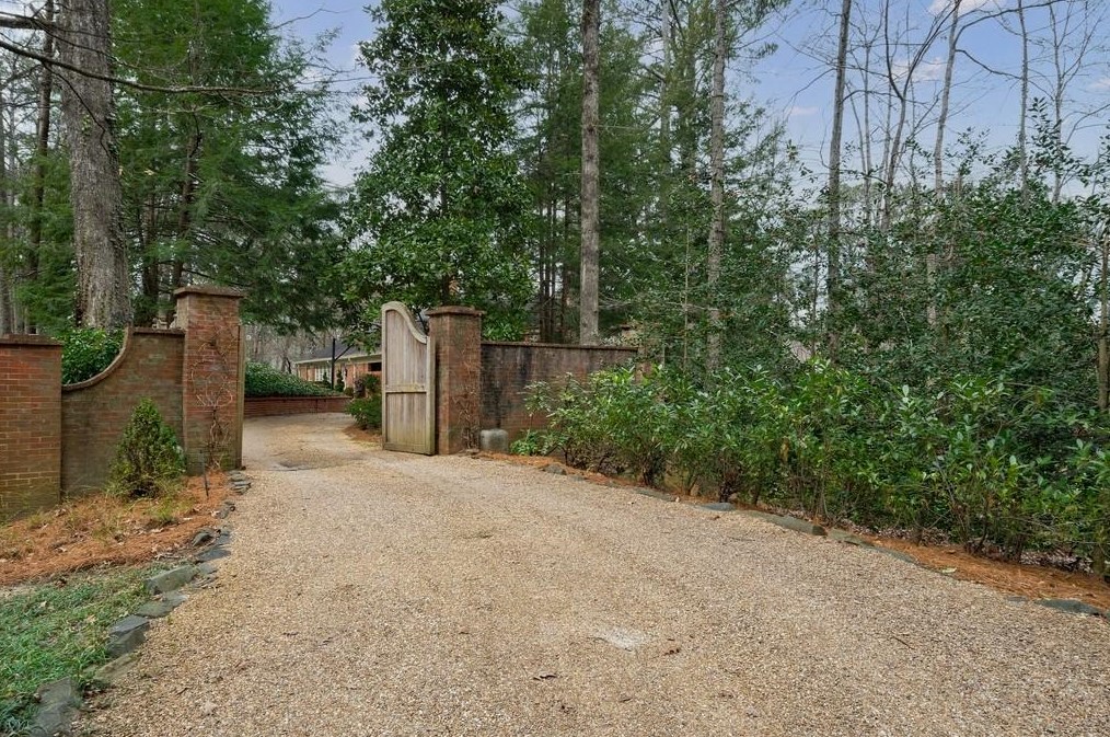 2721 Wyngate Dr, Atlanta GA  30305-2831 exterior