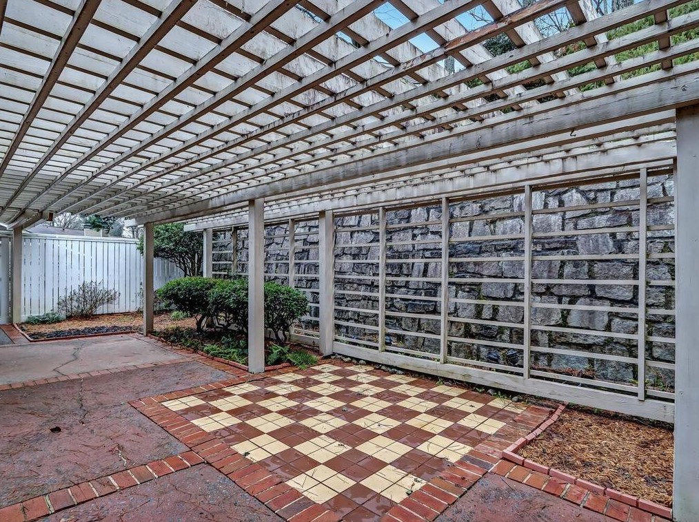 10 Waterford Ct, Atlanta GA  30328-4538 exterior