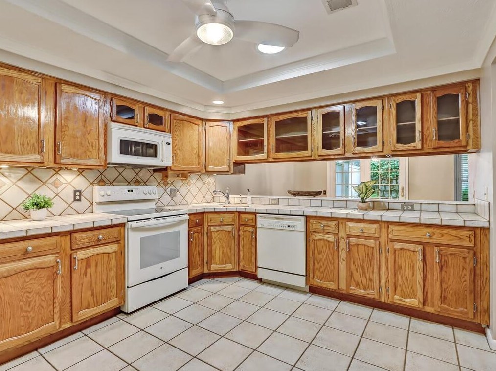 10 Waterford Ct, Atlanta GA  30328-4538 exterior