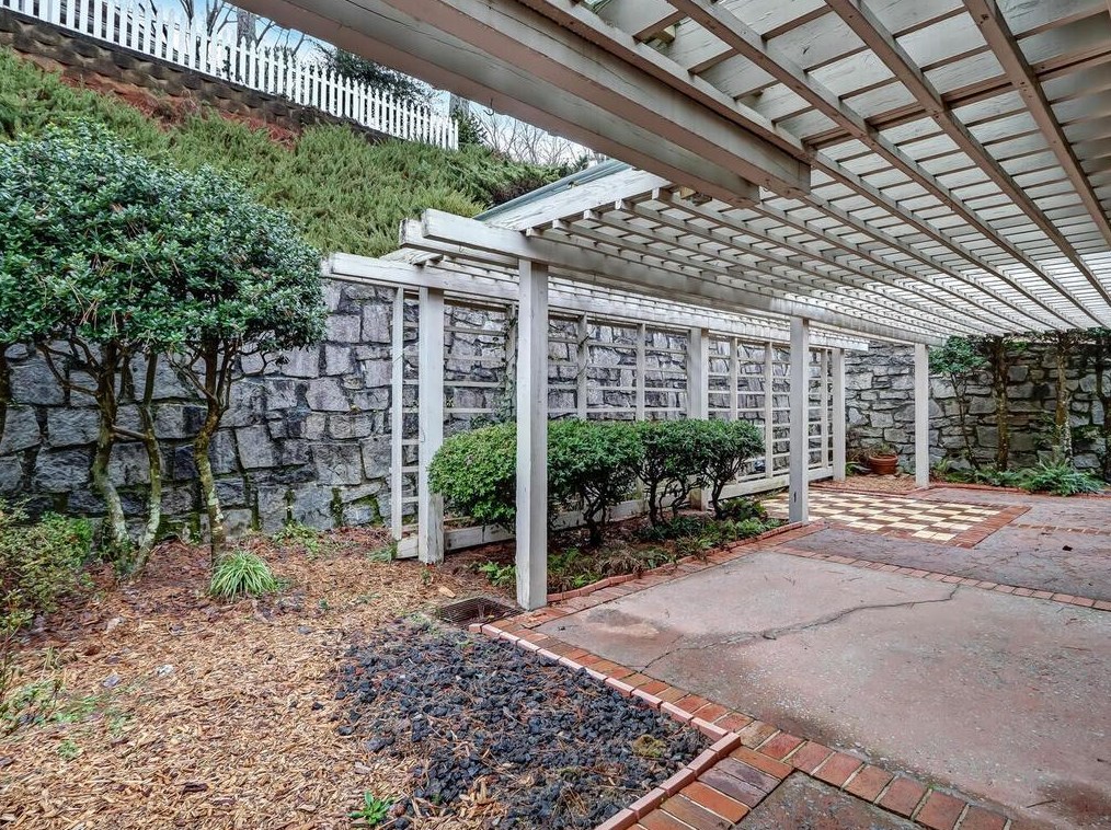 10 Waterford Ct, Atlanta GA  30328-4538 exterior