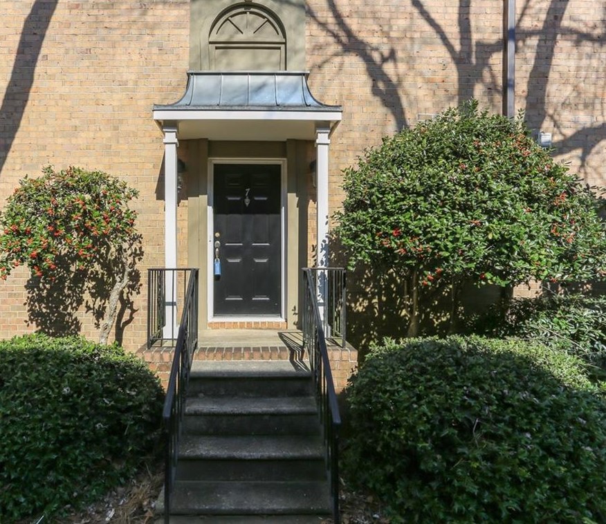 6980 Roswell Rd, Atlanta GA  30328-2206 exterior