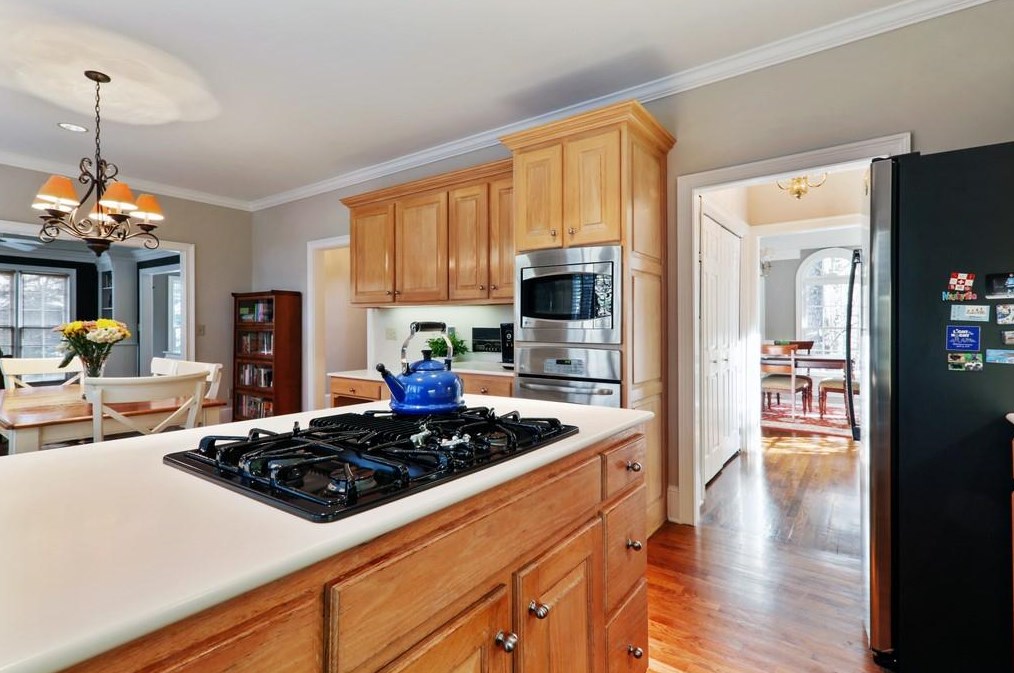 1974 Woodsdale Rd, Atlanta GA  30324-2751 exterior