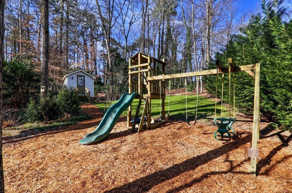1974 Woodsdale Rd, Atlanta GA  30324-2751 exterior