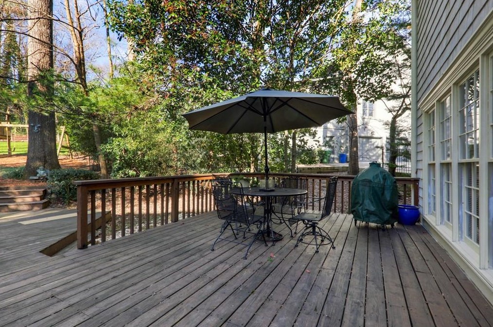1974 Woodsdale Rd, Atlanta GA  30324-2751 exterior
