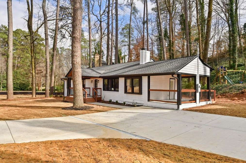 4055 Stratford Rd, Atlanta GA  30342-3919 exterior
