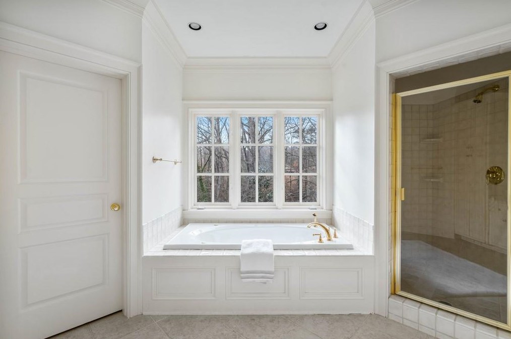70 Old Ridgewood Pl, Atlanta GA  30327-2462 exterior