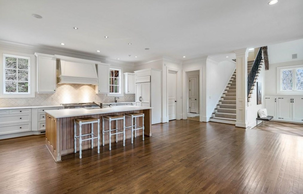 70 Old Ridgewood Pl, Atlanta GA  30327-2462 exterior