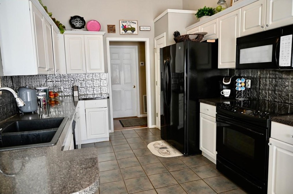 557 Victorian Cir, Dallas GA 30157-8250 exterior