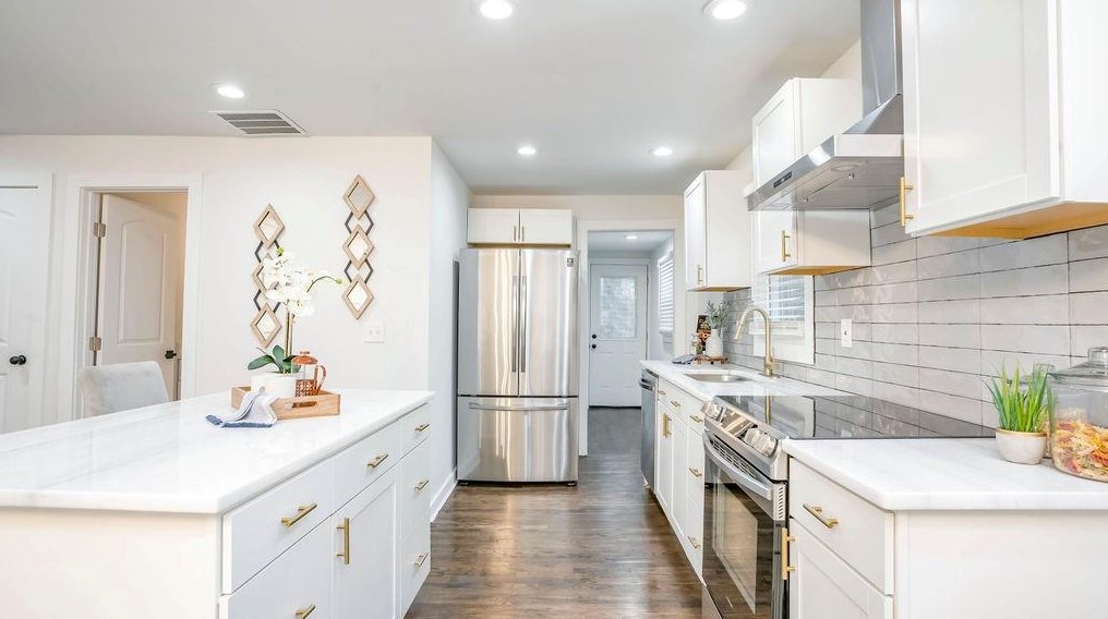633 Ozburn Rd, Atlanta GA  30318-6126 exterior