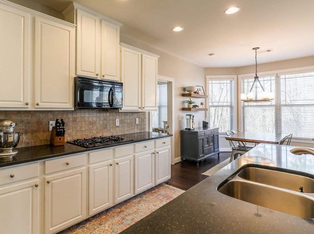2070 Hatteras Way, Atlanta GA  30318-1083 exterior