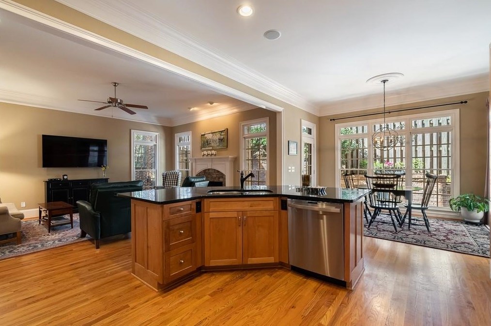 1104 Valley Overlook Dr, Atlanta GA  30324-5621 exterior