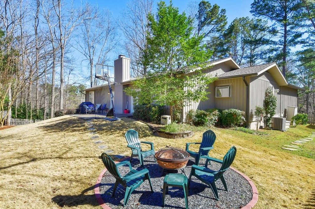1250 Old Woodbine Rd, Atlanta GA  30319-1039 exterior