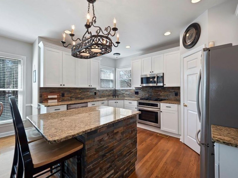 5525 Lexington Wood Ln, Alpharetta GA 30005-6789 exterior