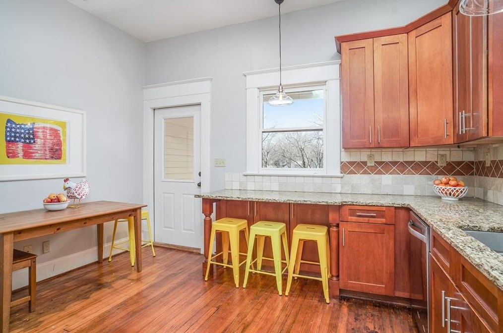 302 Lk Dr, Decatur GA 30030-3528 exterior