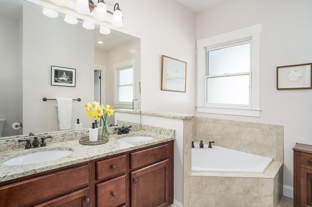 302 Lk Dr, Decatur GA 30030-3528 exterior