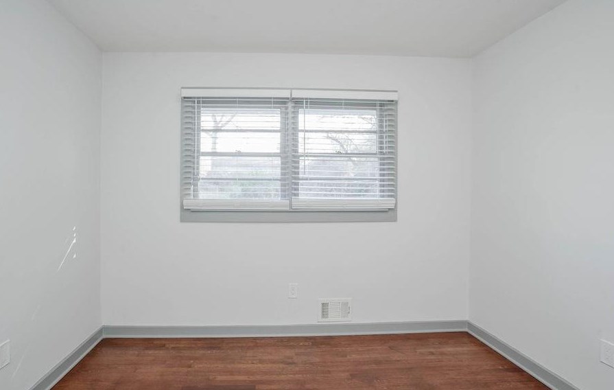 566 Woods Dr, Atlanta GA  30318-6177 exterior