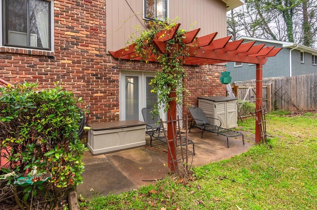 1643 Spruce Valley Dr, Decatur GA  30033-2503 exterior