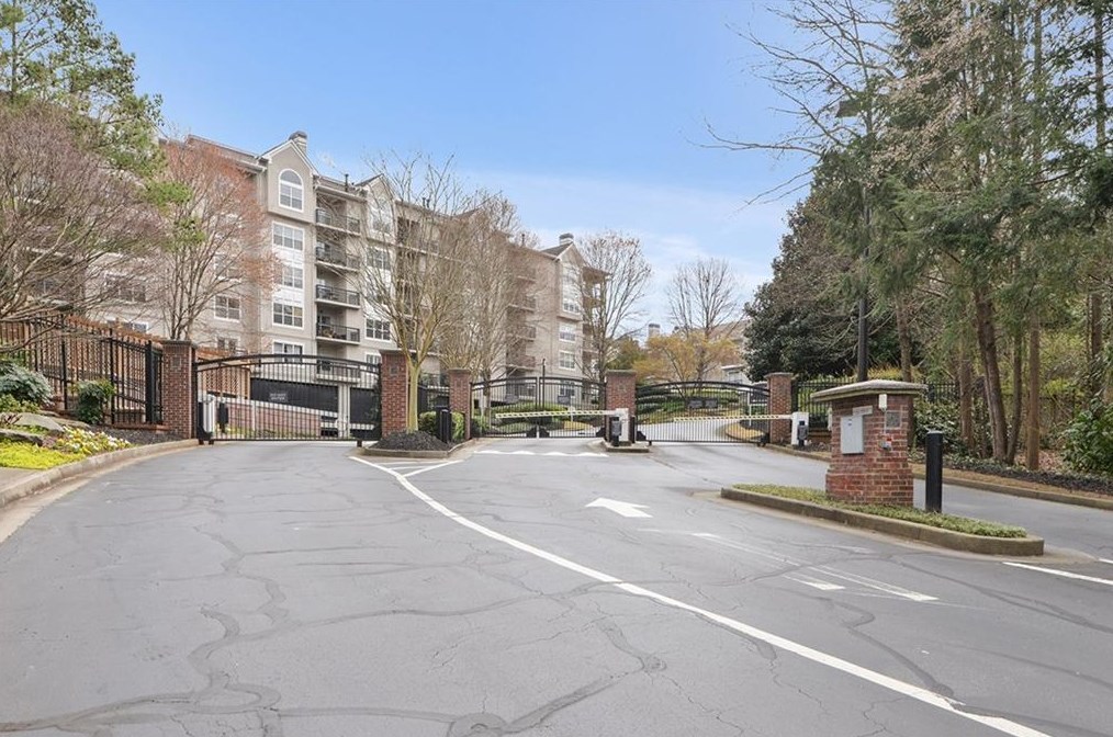 4250 River Green Dr, Atlanta GA  30327-5214 exterior