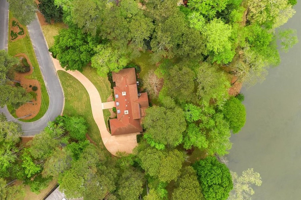6030 Winterthur Dr, Atlanta GA  30328-4623 exterior
