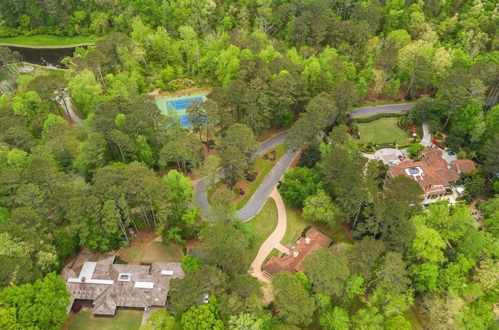 6030 Winterthur Dr, Atlanta GA  30328-4623 exterior