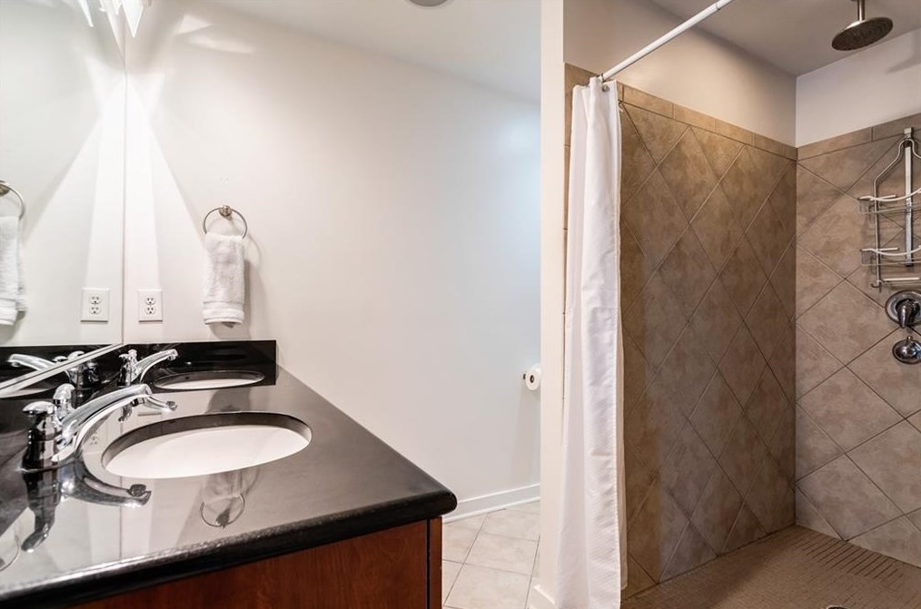 1260 Van Allen Mews, Atlanta GA 30318-4180 exterior