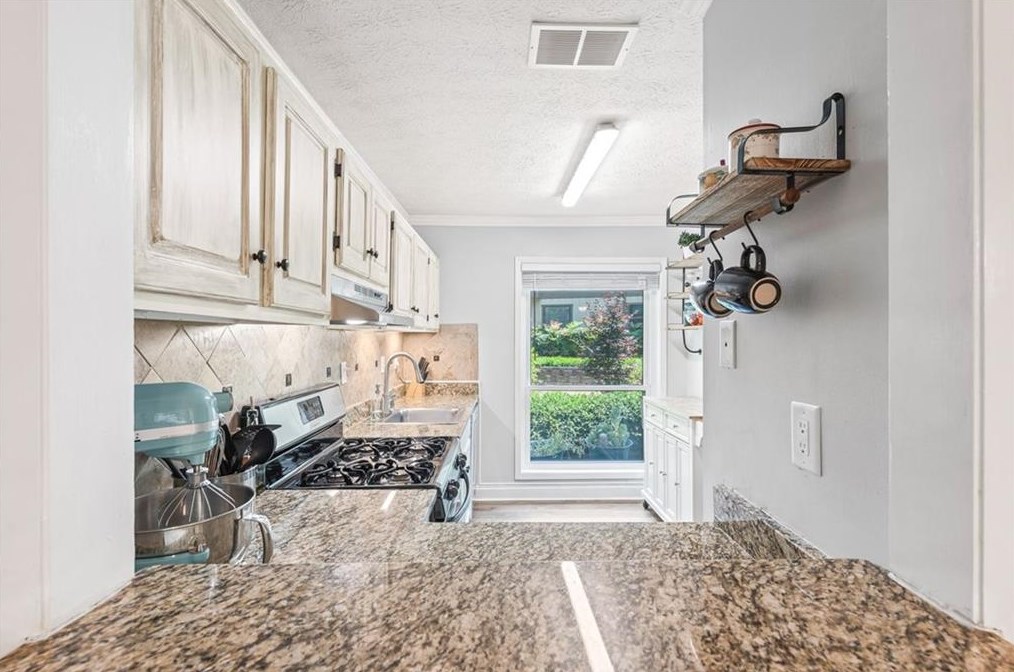 1207 Woodcliff Dr, Atlanta GA  30350-3149 exterior