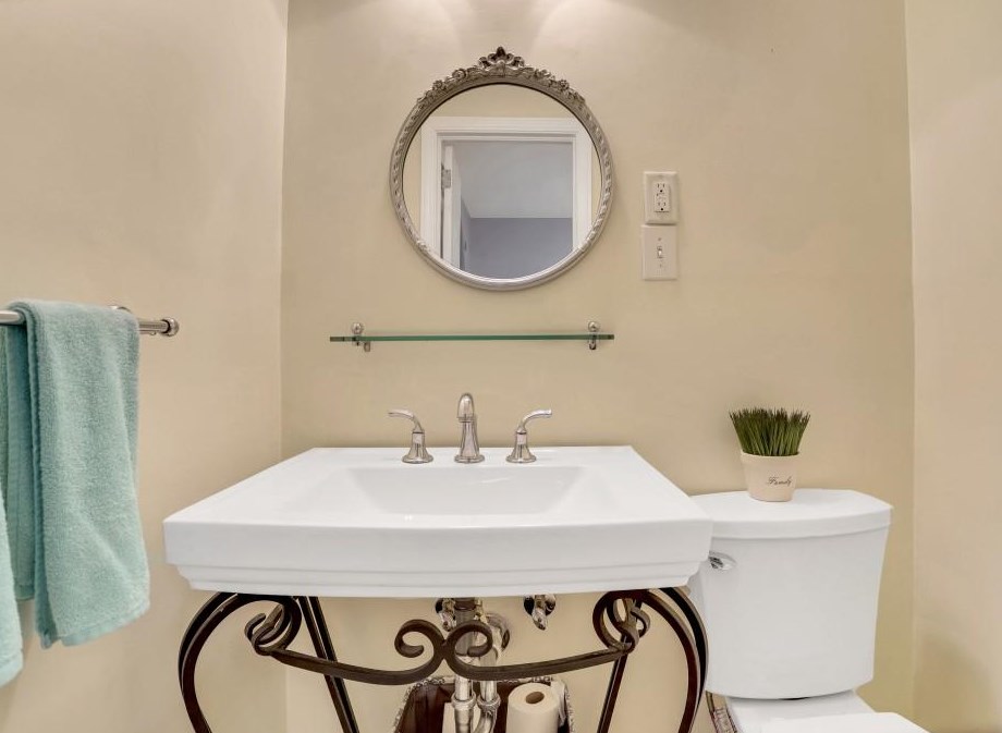 2572 Wilson Woods Dr, Decatur GA  30033-3741 exterior