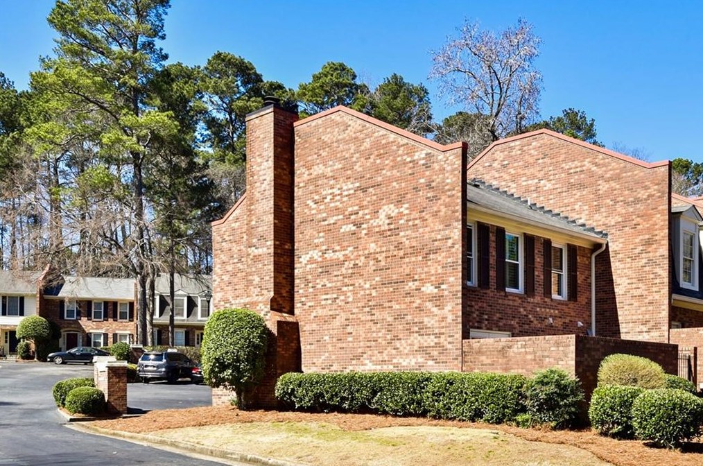 1 Queen Victoria Pl, Atlanta GA 30342-3751 exterior