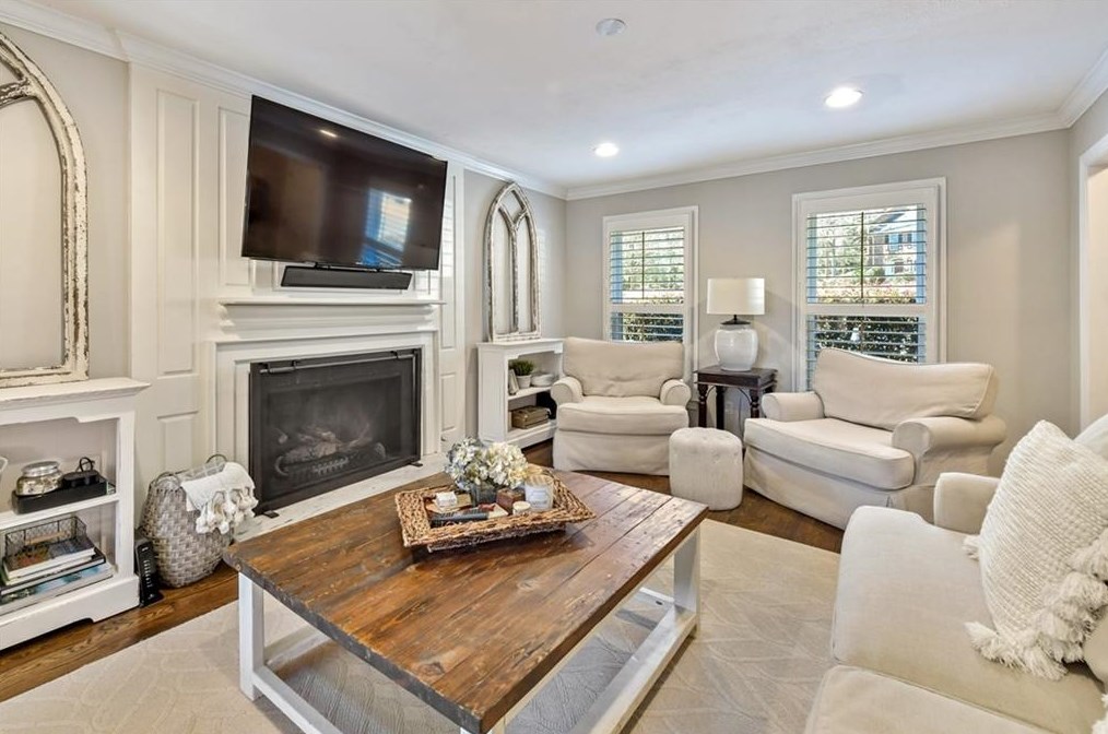 1 Queen Victoria Pl, Atlanta GA 30342-3751 exterior